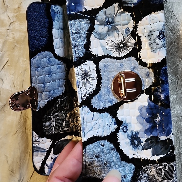 NWOT Floral and Animal.Print Wristlet - Picture 9 of 11